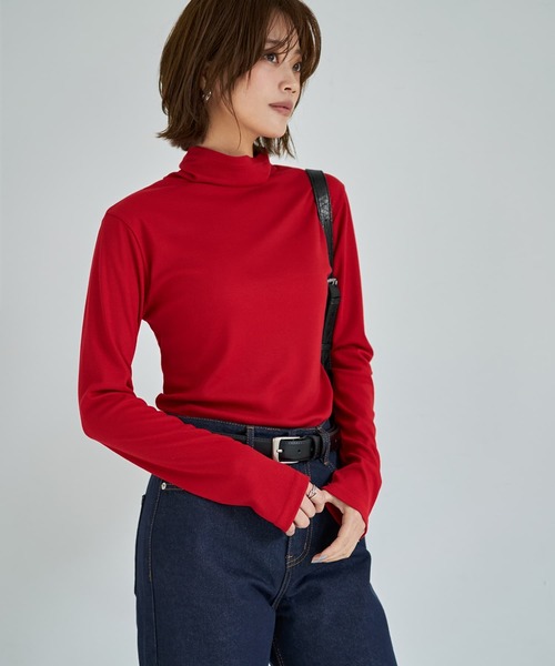 STYLE DELI(スタイルデリ)の「やわらか薄リブルーズタートルトップス(Tシャツ/カットソー・レディース・レッド/ネイビー・FREE)」の2枚目の写真