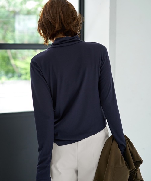 STYLE DELI(スタイルデリ)の「やわらか薄リブルーズタートルトップス(Tシャツ/カットソー・レディース・レッド/ネイビー・FREE)」の7枚目の写真