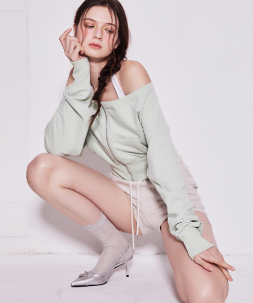 A.R.U(エイアールユー)の「OFF SHOULDER ZIP UP(パーカー・レディース・ブラック/アイボリー/ミント・SMALL/MEDIUM)」の5枚目の写真