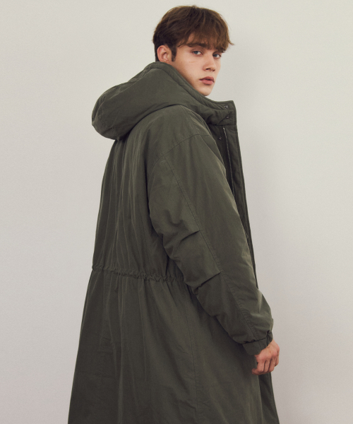 WEDNESDAY OASIS(ウェンズデーオアシス)の「M-65フィッシュテイルフードパディングミリタリーコート_KHAKI(ダウンジャケット/コート・メンズ・カーキ・LARGE/MEDIUM)」の4枚目の写真