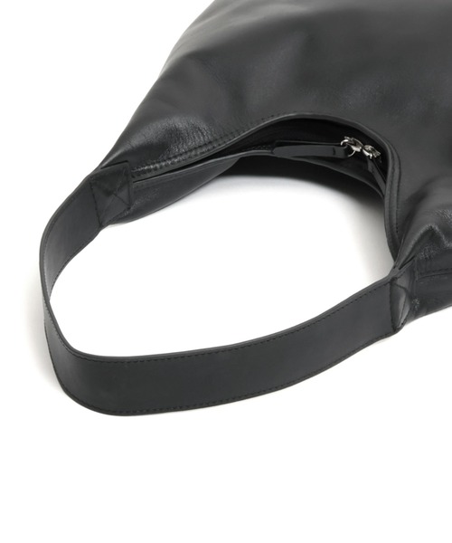 YArKA（ヤーカ）の「【YArKA/ヤーカ】real leather round design one handle big bag [wam10] / リアルレザーワンハンドルデザインビッグバッグ（トートバッグ・レディース・ブラック・FREE）」の4枚目の写真