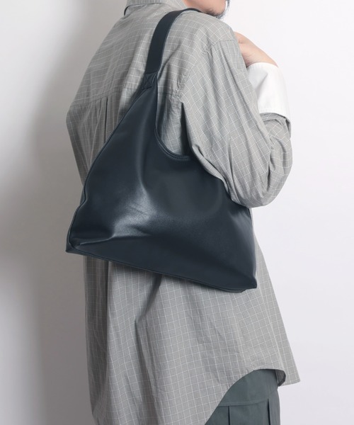 YArKA（ヤーカ）の「【YArKA/ヤーカ】real leather round design one handle big bag [wam10] / リアルレザーワンハンドルデザインビッグバッグ（トートバッグ・レディース・ブラック・FREE）」の13枚目の写真
