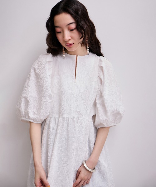 ADAM ET ROPE'（アダムエロペ）の「【WEB限定】2WAYバルーンスリーブチュニック（シャツ/ブラウス・レディース・ホワイト/ホワイト系その他/ブラック/サックスブルー・36/38）」の2枚目の写真