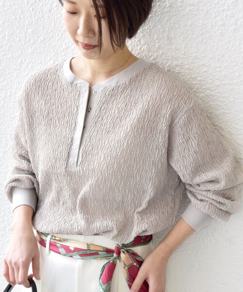 SHIPS(シップス)の「【WEB限定】〈手洗い可能〉ウェーブ クレープ ヘンリー 2WAY プルオーバー(Tシャツ/カットソー・レディース・ベージュ/ブラック/ナチュラル・ONE SIZE)」の3枚目の写真