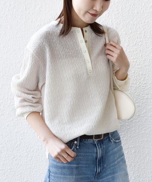 SHIPS(シップス)の「【WEB限定】〈手洗い可能〉ウェーブ クレープ ヘンリー 2WAY プルオーバー(Tシャツ/カットソー・レディース・ベージュ/ブラック/ナチュラル・ONE SIZE)」の13枚目の写真