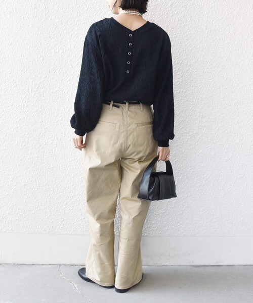 SHIPS(シップス)の「【WEB限定】〈手洗い可能〉ウェーブ クレープ ヘンリー 2WAY プルオーバー(Tシャツ/カットソー・レディース・ベージュ/ブラック/ナチュラル・ONE SIZE)」の4枚目の写真