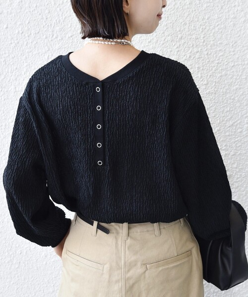 SHIPS(シップス)の「【WEB限定】〈手洗い可能〉ウェーブ クレープ ヘンリー 2WAY プルオーバー(Tシャツ/カットソー・レディース・ベージュ/ブラック/ナチュラル・ONE SIZE)」の8枚目の写真