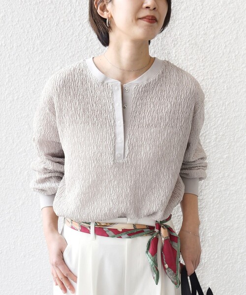 SHIPS(シップス)の「【WEB限定】〈手洗い可能〉ウェーブ クレープ ヘンリー 2WAY プルオーバー(Tシャツ/カットソー・レディース・ベージュ/ブラック/ナチュラル・ONE SIZE)」の19枚目の写真