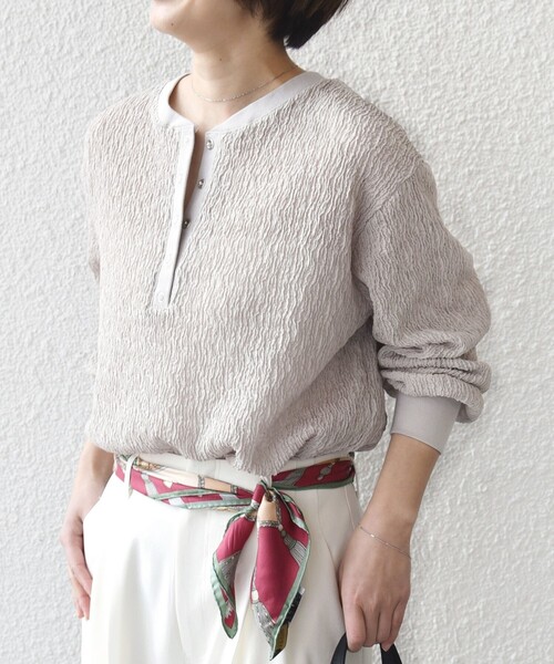 SHIPS(シップス)の「【WEB限定】〈手洗い可能〉ウェーブ クレープ ヘンリー 2WAY プルオーバー(Tシャツ/カットソー・レディース・ベージュ/ブラック/ナチュラル・ONE SIZE)」の20枚目の写真