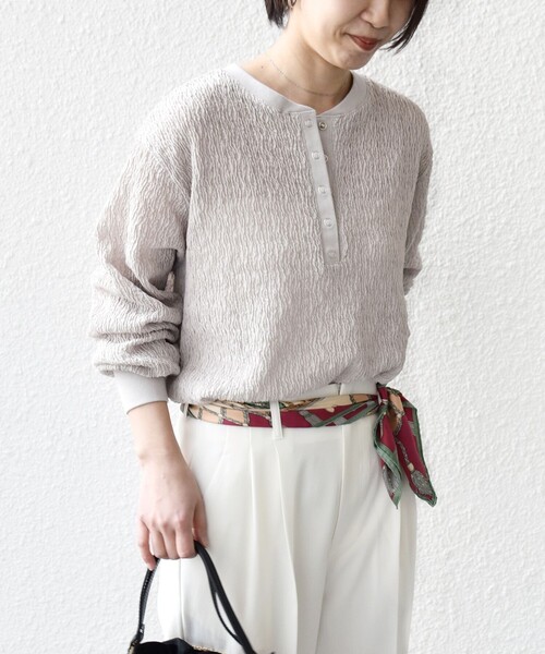 SHIPS(シップス)の「【WEB限定】〈手洗い可能〉ウェーブ クレープ ヘンリー 2WAY プルオーバー(Tシャツ/カットソー・レディース・ベージュ/ブラック/ナチュラル・ONE SIZE)」の22枚目の写真