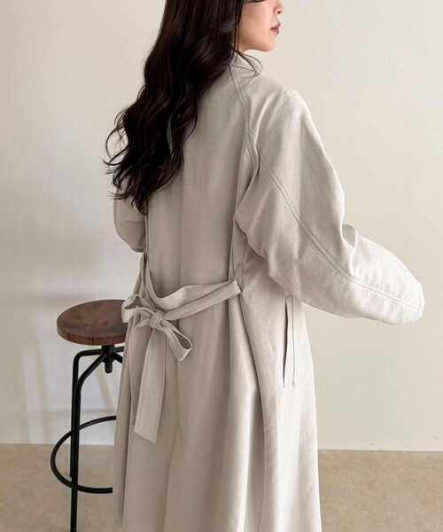 fredy emue（フレディエミュ）の「スウェードライクピーチコート（トレンチコート・レディース・ベージュ/グレイッシュベージュ・38）」の13枚目の写真