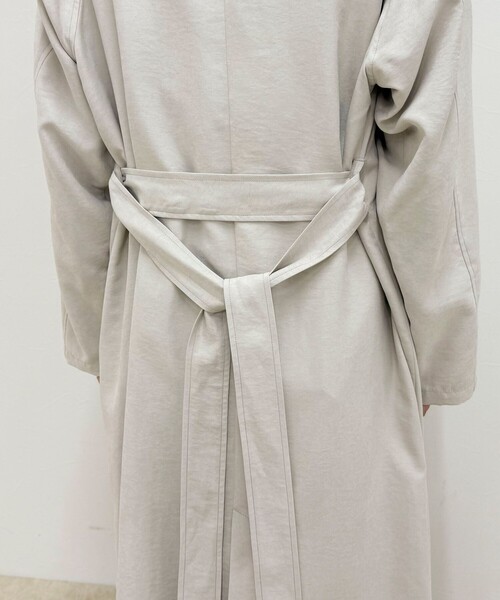 fredy emue（フレディエミュ）の「スウェードライクピーチコート（トレンチコート・レディース・ベージュ/グレイッシュベージュ・38）」の19枚目の写真