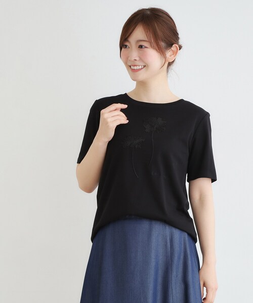 LAURA ASHLEY(ローラアシュレイ)の「【接触冷感/UVカット/洗える/立体モチーフ/コットン100%】ランズウィック柄Tシャツ(Tシャツ/カットソー・レディース・サックスブルー系/ブラック系/ホワイト系3・40/38)」の2枚目の写真