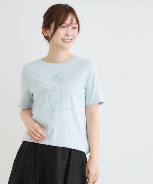 LAURA ASHLEY(ローラアシュレイ)の「【接触冷感/UVカット/洗える/立体モチーフ/コットン100%】ランズウィック柄Tシャツ(Tシャツ/カットソー・レディース・サックスブルー系/ブラック系/ホワイト系3・40/38)」の3枚目の写真
