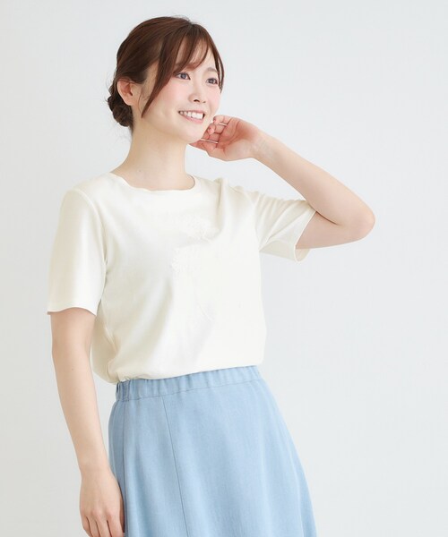 LAURA ASHLEY(ローラアシュレイ)の「【接触冷感/UVカット/洗える/立体モチーフ/コットン100%】ランズウィック柄Tシャツ(Tシャツ/カットソー・レディース・サックスブルー系/ブラック系/ホワイト系3・40/38)」の4枚目の写真