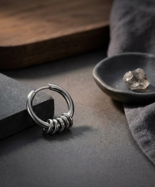 MONOCHROME（モノクローム）の「ステンレス5連レイヤードフープピアス（ピアス（両耳用）・メンズ・シルバー・FREE）」の4枚目の写真
