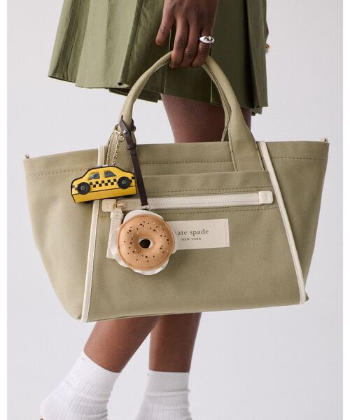 kate spade new york(ケイトスペード ニューヨーク)の「チャームド NYC ベーグル バッグ チャーム(キーホルダー・レディース・その他・ONESIZE)」の2枚目の写真
