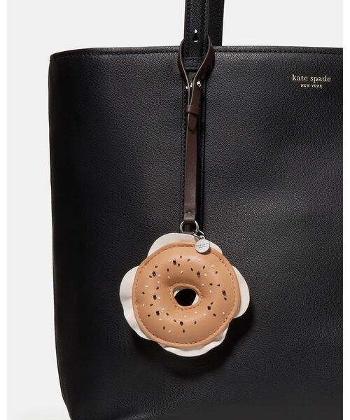 kate spade new york(ケイトスペード ニューヨーク)の「チャームド NYC ベーグル バッグ チャーム(キーホルダー・レディース・その他・ONESIZE)」の1枚目の写真
