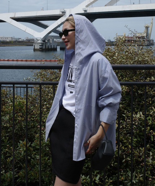 BAYFLOW(ベイフロー)の「【hidekaさんコラボ】ラッシュガードシャツフーディー(ラッシュガード・レディース・チャコール/ブルー・FREE)」の2枚目の写真