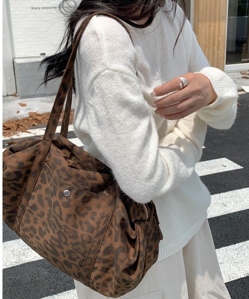 LETee(レティー)の「大人っぽく決まるレオパード柄でコーデを格上げ。デイリーに使える万能ショルダーバッグ(ショルダーバッグ・レディース・ブラック/ブラウン/ホワイト・FREE)」の1枚目の写真