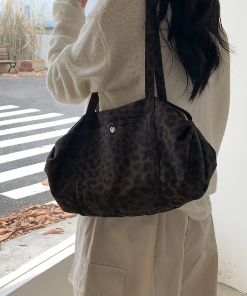 LETee(レティー)の「大人っぽく決まるレオパード柄でコーデを格上げ。デイリーに使える万能ショルダーバッグ(ショルダーバッグ・レディース・ブラック/ブラウン/ホワイト・FREE)」の10枚目の写真