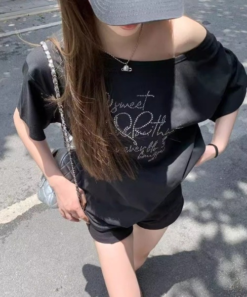 LADY LIKE(レディライク)の「【春夏新作】ラインストーンロゴワンショルダーゆったりTシャツ(Tシャツ/カットソー・レディース・ブラック・M)」の1枚目の写真
