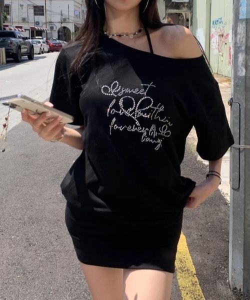 LADY LIKE(レディライク)の「【春夏新作】ラインストーンロゴワンショルダーゆったりTシャツ(Tシャツ/カットソー・レディース・ブラック・M)」の2枚目の写真