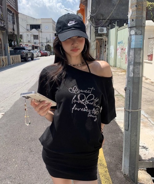 LADY LIKE(レディライク)の「【春夏新作】ラインストーンロゴワンショルダーゆったりTシャツ(Tシャツ/カットソー・レディース・ブラック・M)」の3枚目の写真