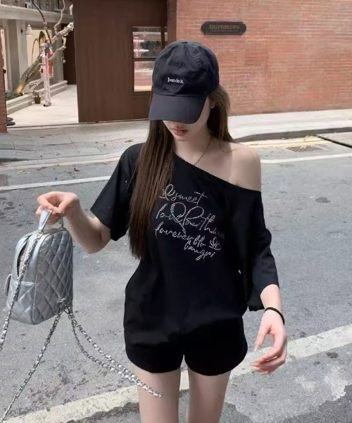 LADY LIKE(レディライク)の「【春夏新作】ラインストーンロゴワンショルダーゆったりTシャツ(Tシャツ/カットソー・レディース・ブラック・M)」の4枚目の写真