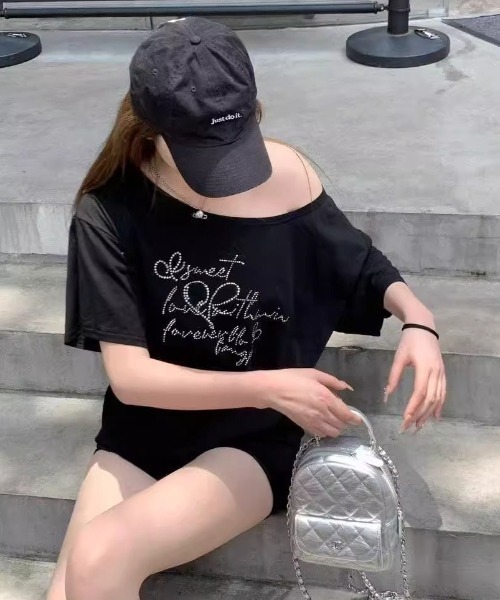 LADY LIKE(レディライク)の「【春夏新作】ラインストーンロゴワンショルダーゆったりTシャツ(Tシャツ/カットソー・レディース・ブラック・M)」の5枚目の写真