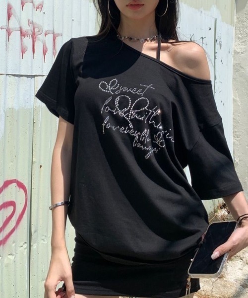 LADY LIKE(レディライク)の「【春夏新作】ラインストーンロゴワンショルダーゆったりTシャツ(Tシャツ/カットソー・レディース・ブラック・M)」の6枚目の写真