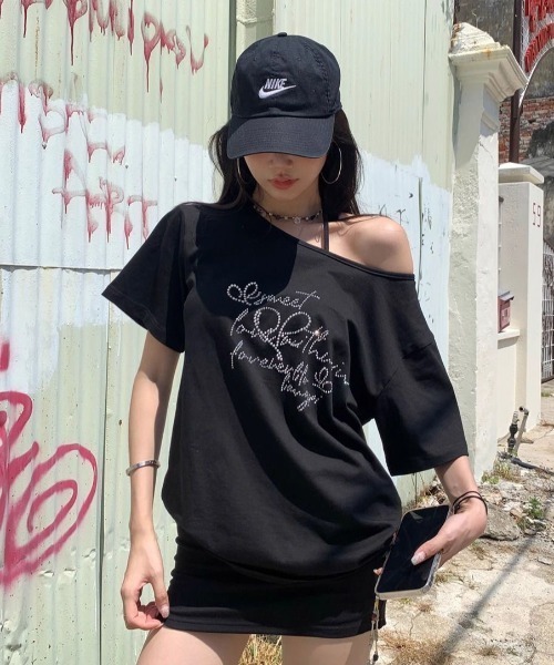 LADY LIKE(レディライク)の「【春夏新作】ラインストーンロゴワンショルダーゆったりTシャツ(Tシャツ/カットソー・レディース・ブラック・M)」の7枚目の写真