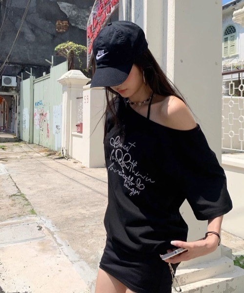 LADY LIKE(レディライク)の「【春夏新作】ラインストーンロゴワンショルダーゆったりTシャツ(Tシャツ/カットソー・レディース・ブラック・M)」の9枚目の写真