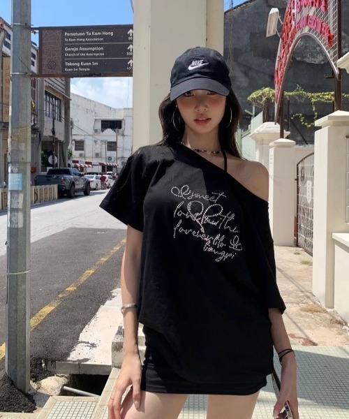 LADY LIKE(レディライク)の「【春夏新作】ラインストーンロゴワンショルダーゆったりTシャツ(Tシャツ/カットソー・レディース・ブラック・M)」の11枚目の写真