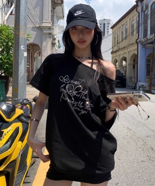 LADY LIKE(レディライク)の「【春夏新作】ラインストーンロゴワンショルダーゆったりTシャツ(Tシャツ/カットソー・レディース・ブラック・M)」の12枚目の写真