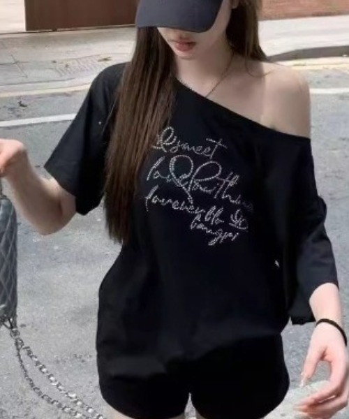 LADY LIKE(レディライク)の「【春夏新作】ラインストーンロゴワンショルダーゆったりTシャツ(Tシャツ/カットソー・レディース・ブラック・M)」の13枚目の写真