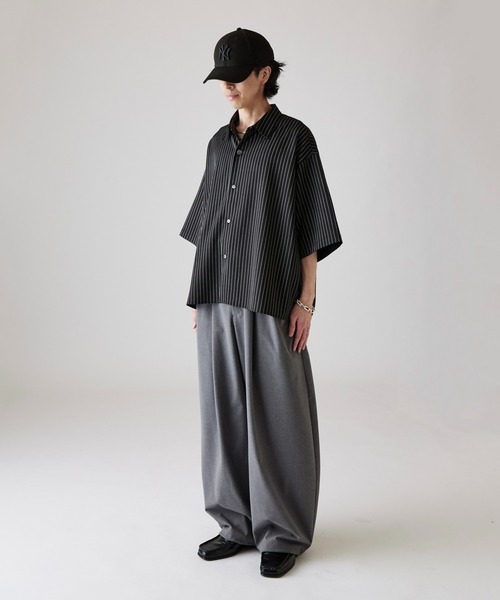 Lui's(ルイス)の「【Neucon】WIDE SLEEVE PINSTRIPE OVER SHIRT / ワイドスリーブピンストライプオーバーシャツ(シャツ/ブラウス・メンズ・ブラック/ホワイト/ネイビー・1/2)」の4枚目の写真