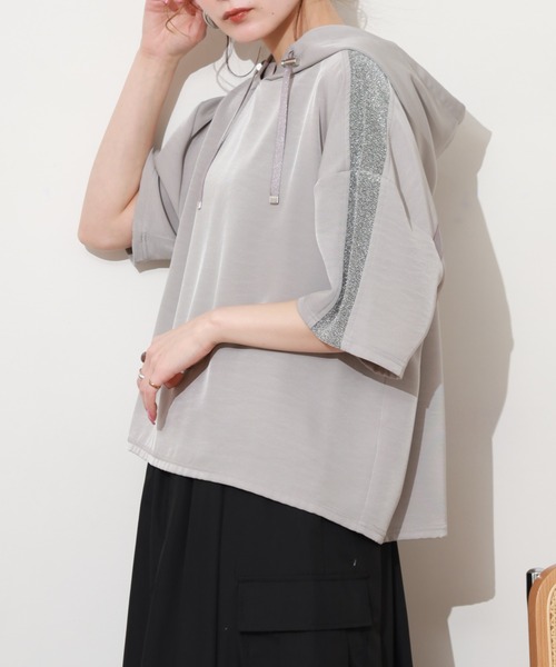 EGLANTINE(エグランティーヌ)の「EGLANTINE フーディラメプルオーバー 半袖(Tシャツ/カットソー・レディース・ネイビー/グレイッシュベージュ・38)」の4枚目の写真