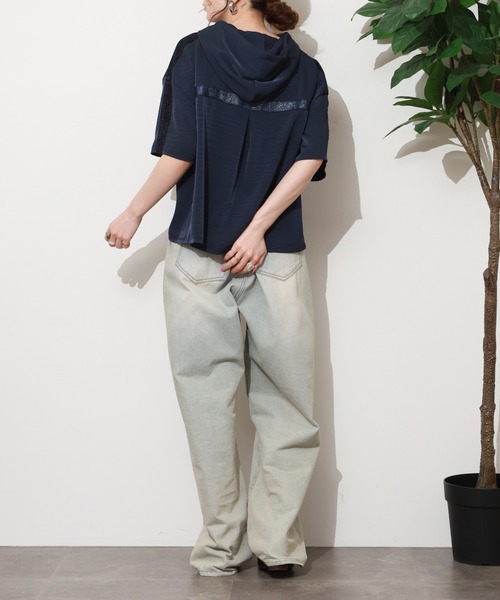 EGLANTINE(エグランティーヌ)の「EGLANTINE フーディラメプルオーバー 半袖(Tシャツ/カットソー・レディース・ネイビー/グレイッシュベージュ・38)」の17枚目の写真