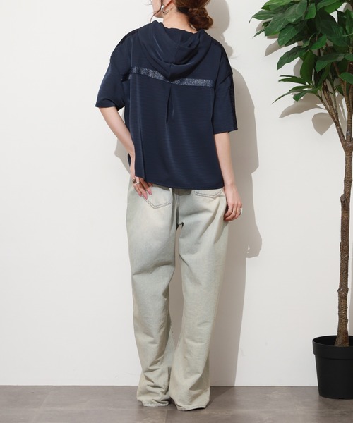 EGLANTINE(エグランティーヌ)の「EGLANTINE フーディラメプルオーバー 半袖(Tシャツ/カットソー・レディース・ネイビー/グレイッシュベージュ・38)」の18枚目の写真