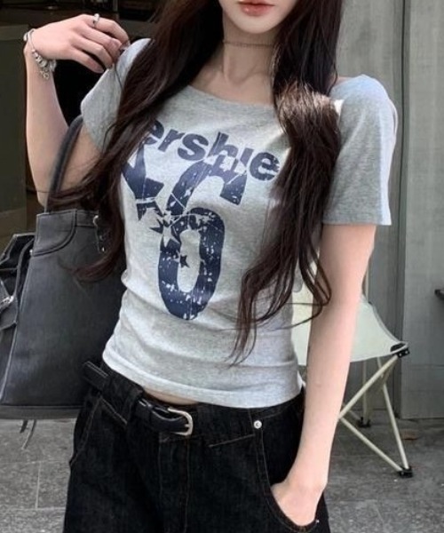 Vipoa(ヴィポア)の「AmericanロゴワンショルTシャツ(Tシャツ/カットソー・レディース・イエロー/ネイビー/グレー/ホワイト・FREE)」の5枚目の写真