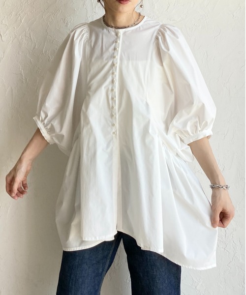 She's Closet(シーズクローゼット)の「パールボタン ボリューム袖 ギャザー ペプラム チュニックブラウス(チュニック・レディース・ホワイト/ブラック・FREE)」の2枚目の写真