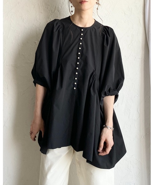 She's Closet(シーズクローゼット)の「パールボタン ボリューム袖 ギャザー ペプラム チュニックブラウス(チュニック・レディース・ホワイト/ブラック・FREE)」の6枚目の写真