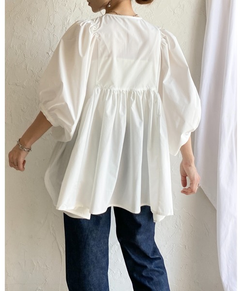 She's Closet(シーズクローゼット)の「パールボタン ボリューム袖 ギャザー ペプラム チュニックブラウス(チュニック・レディース・ホワイト/ブラック・FREE)」の4枚目の写真