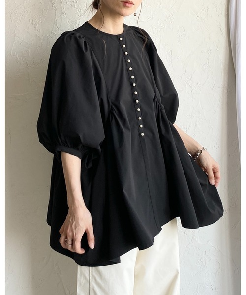 She's Closet(シーズクローゼット)の「パールボタン ボリューム袖 ギャザー ペプラム チュニックブラウス(チュニック・レディース・ホワイト/ブラック・FREE)」の5枚目の写真