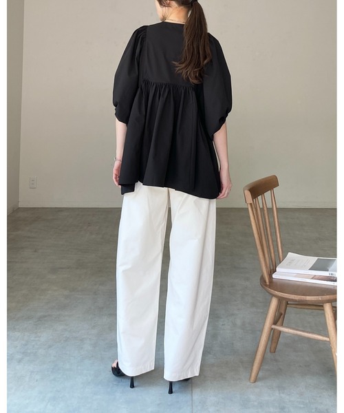 She's Closet(シーズクローゼット)の「パールボタン ボリューム袖 ギャザー ペプラム チュニックブラウス(チュニック・レディース・ホワイト/ブラック・FREE)」の20枚目の写真