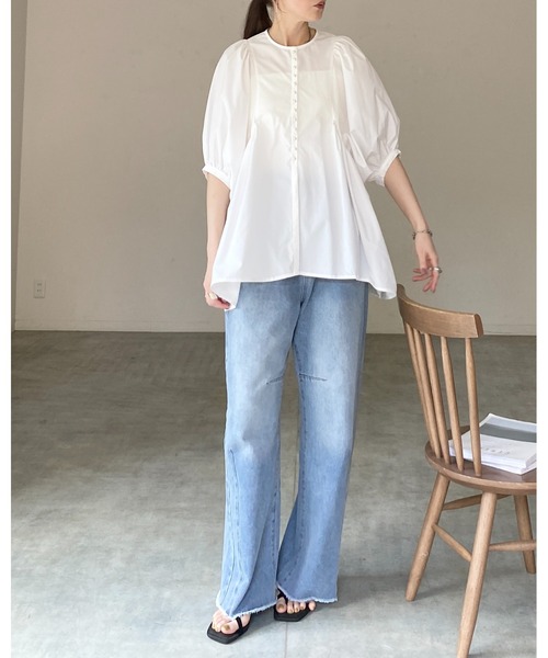 She's Closet(シーズクローゼット)の「パールボタン ボリューム袖 ギャザー ペプラム チュニックブラウス(チュニック・レディース・ホワイト/ブラック・FREE)」の7枚目の写真