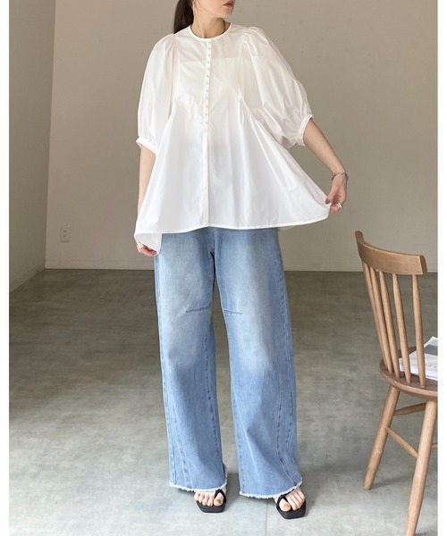 She's Closet(シーズクローゼット)の「パールボタン ボリューム袖 ギャザー ペプラム チュニックブラウス(チュニック・レディース・ホワイト/ブラック・FREE)」の8枚目の写真