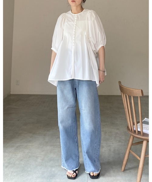She's Closet(シーズクローゼット)の「パールボタン ボリューム袖 ギャザー ペプラム チュニックブラウス(チュニック・レディース・ホワイト/ブラック・FREE)」の9枚目の写真