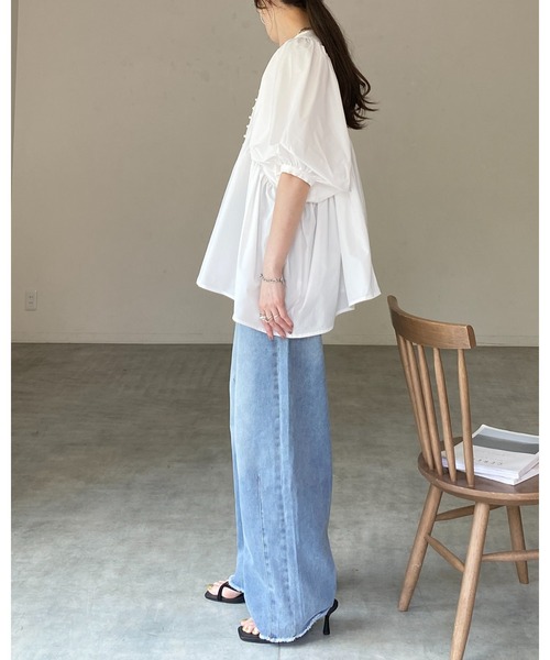 She's Closet(シーズクローゼット)の「パールボタン ボリューム袖 ギャザー ペプラム チュニックブラウス(チュニック・レディース・ホワイト/ブラック・FREE)」の11枚目の写真